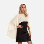 Cape poncho mousseline femme blanc crème et noir, manches larges, vue de face portée