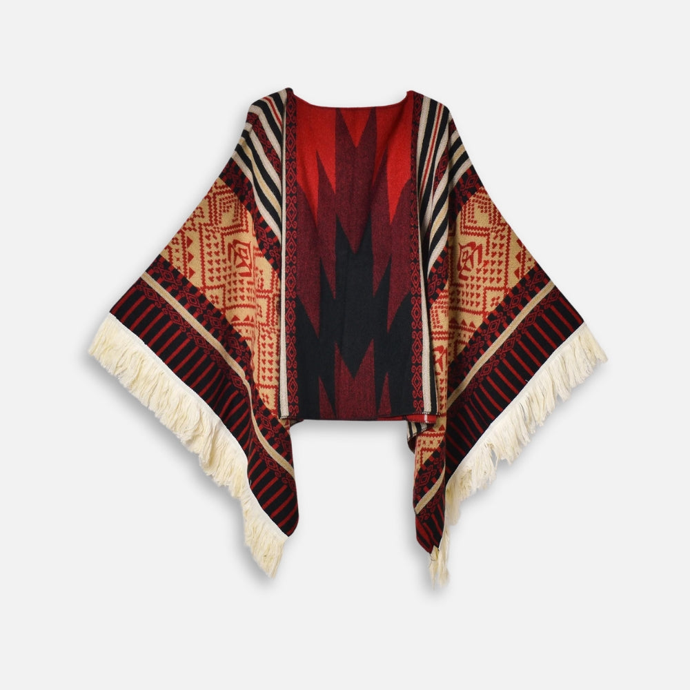 Cape poncho péruvien rouge avec franges crème, motifs andins géométriques, vue de face à plat