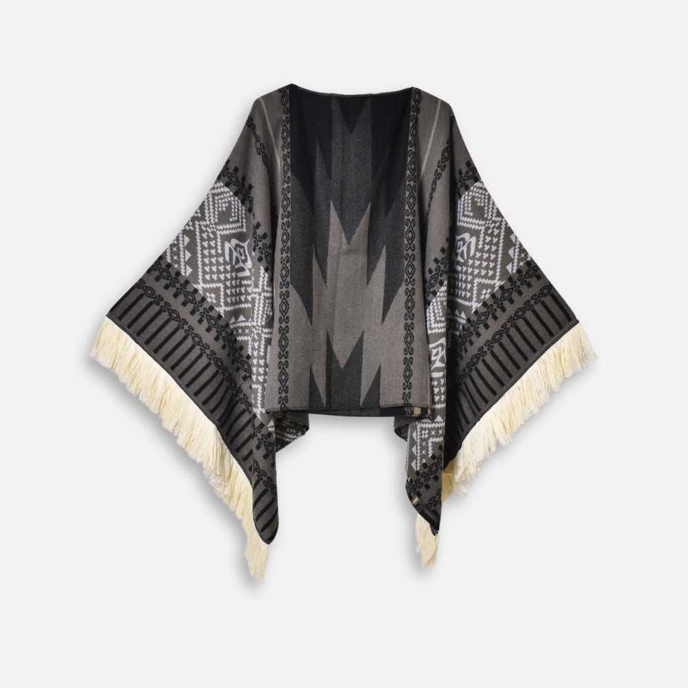Cape poncho péruvien gris et noir avec motifs andins géométriques et franges blanches crème