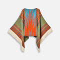Cape poncho péruvien colorée aux motifs andins oranges et bleus, franges blanches, vue de face