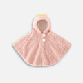 Cape poncho polaire bébé rose avec capuche couronne jaune et pompons blancs