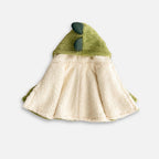 Cape poncho polaire bébé verte et crème avec capuche oreilles dinosaure, vue de face