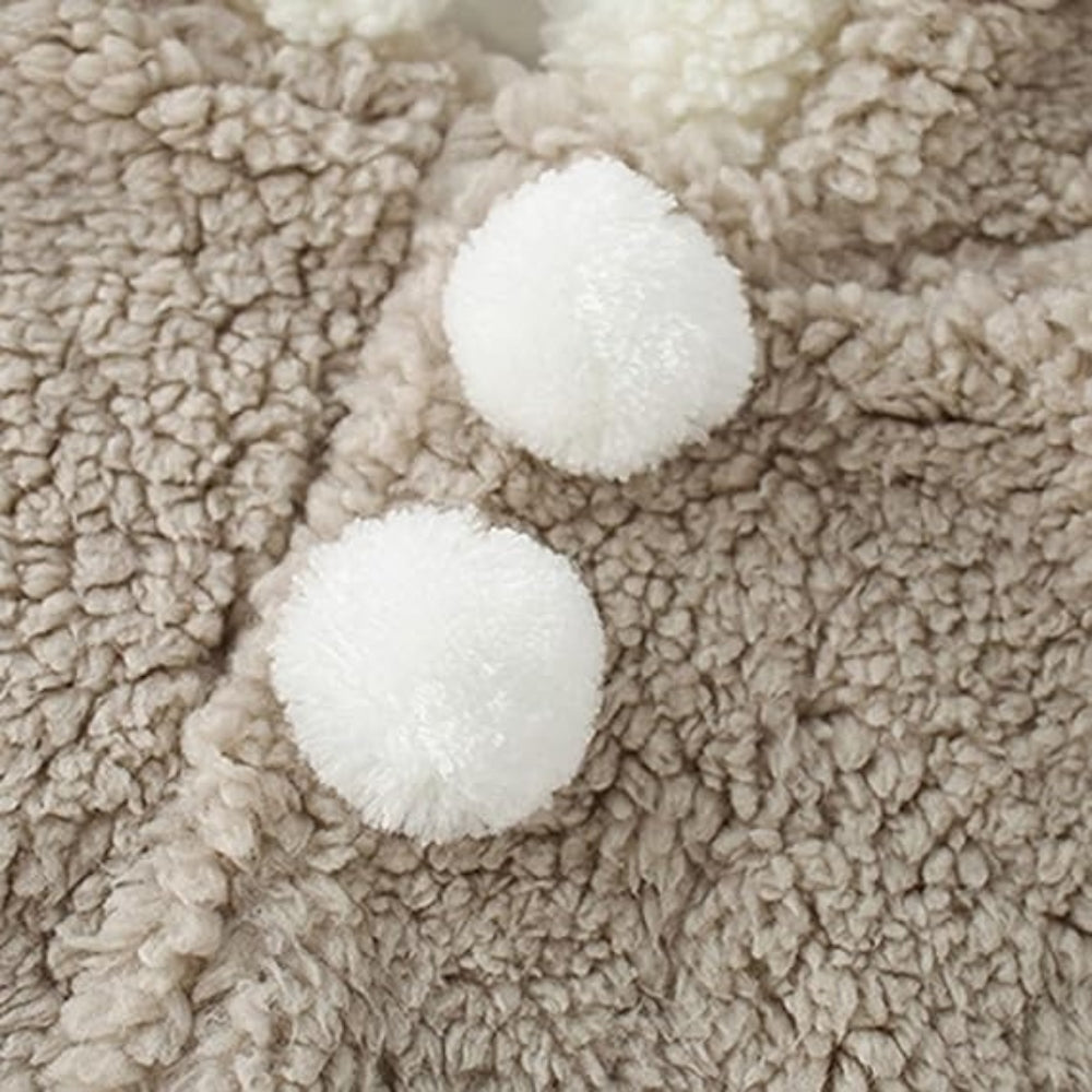 Cape poncho polaire bébé beige avec capuche, oreilles et pompons blancs visibles