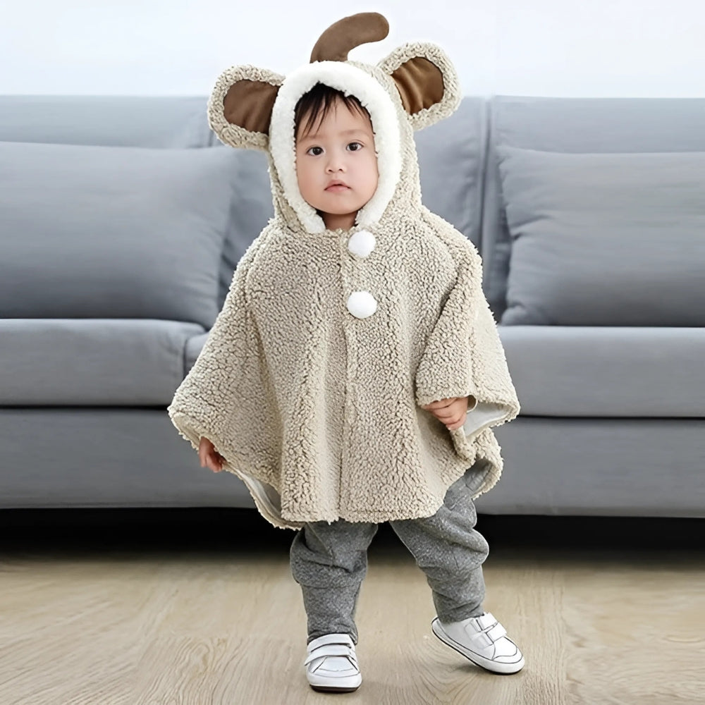 Bébé portant cape poncho polaire beige avec capuche oreilles et pompons blancs