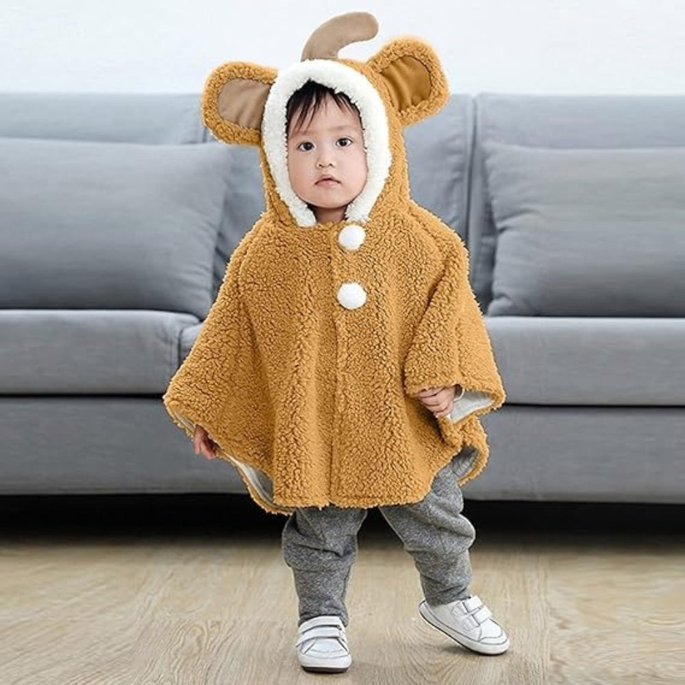 Bébé portant cape poncho polaire beige avec capuche oreilles et pompons blancs
