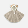 Cape poncho polaire bébé beige capuche oreilles avec pompons blancs vue de face
