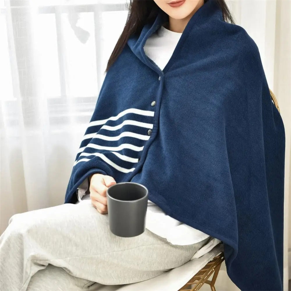 Femme portant une cape poncho polaire marine avec col montant, boutons pression et rayures blanches
