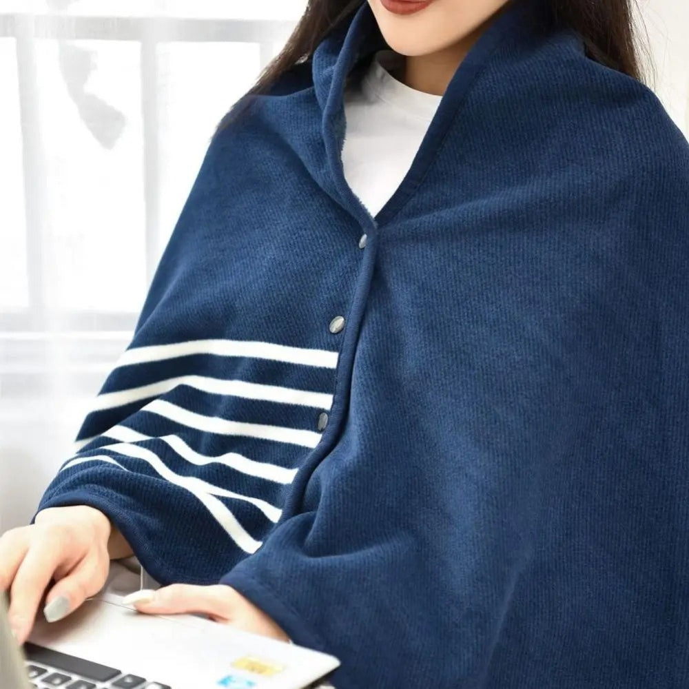 Femme portant cape poncho polaire marine col montant avec boutons pression et rayures blanches