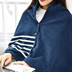 Femme portant cape poncho polaire marine col montant avec boutons pression et rayures blanches