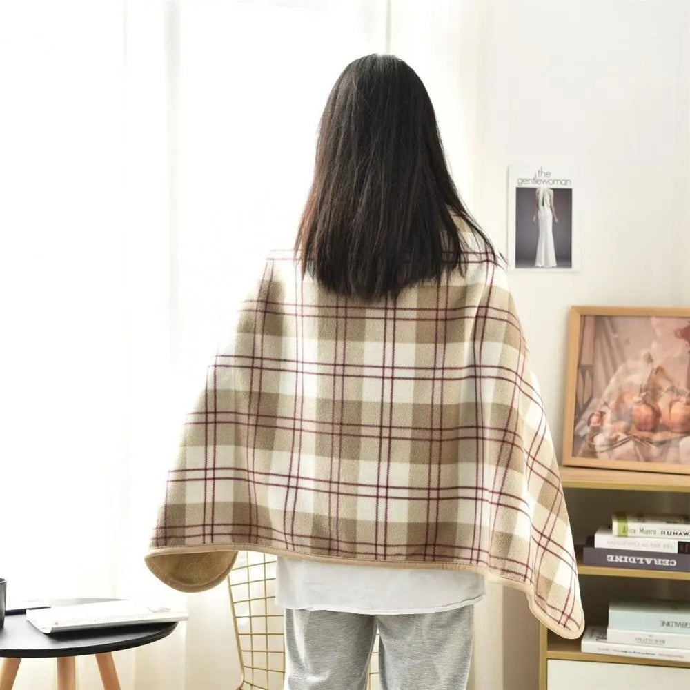 Femme de dos portant une cape poncho polaire beige à carreaux avec boutons pression
