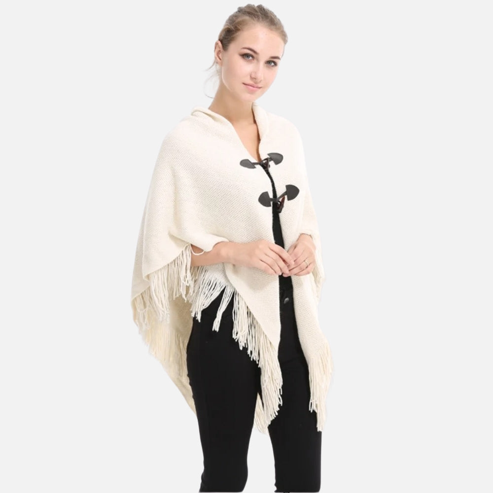 Femme portant cape poncho tricot crème franges col châle boutons noirs vue de face