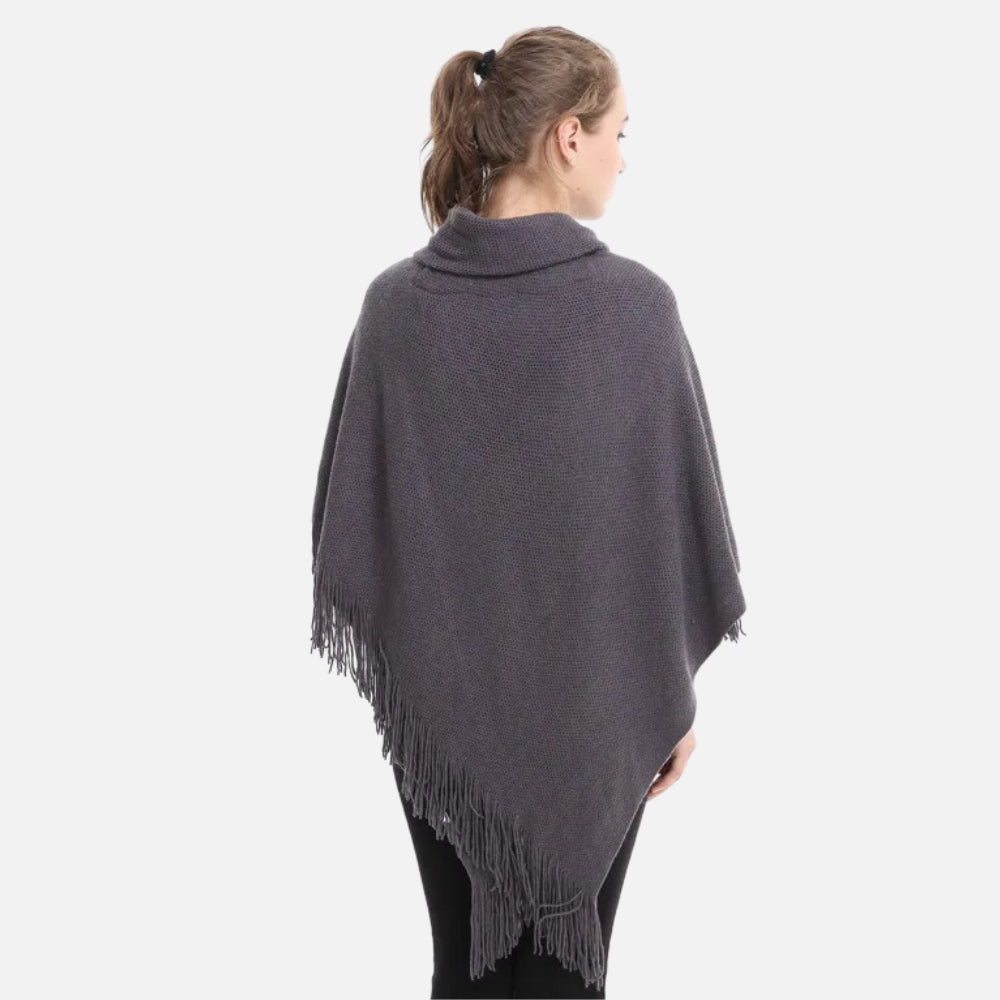 Femme portant cape poncho tricot gris avec franges, vue de dos, col châle