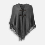 Cape poncho tricot gris femme avec franges, col châle et boutons noirs, vue de face
