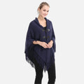 Femme portant cape poncho tricot bleu marine col châle avec boutons et franges