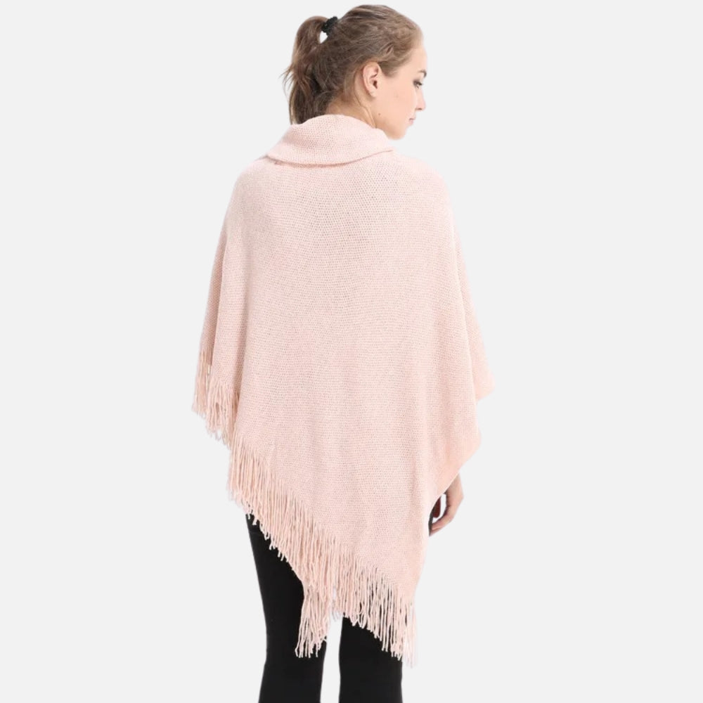 Femme portant cape poncho tricot rose pâle franges col châle vue de dos
