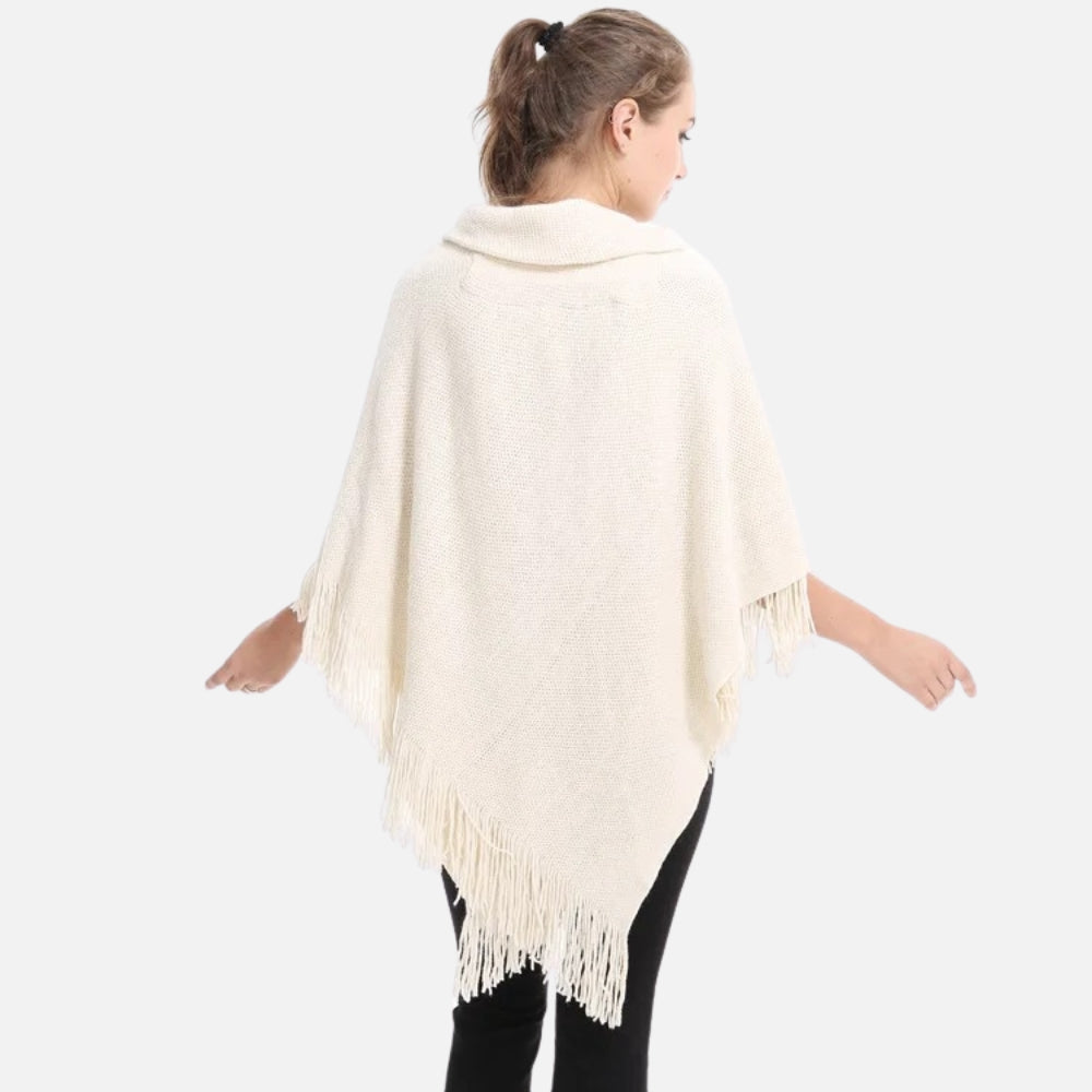 Femme portant cape poncho tricot crème avec franges et col châle, vue de dos