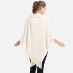 Femme portant cape poncho tricot crème avec franges et col châle, vue de dos