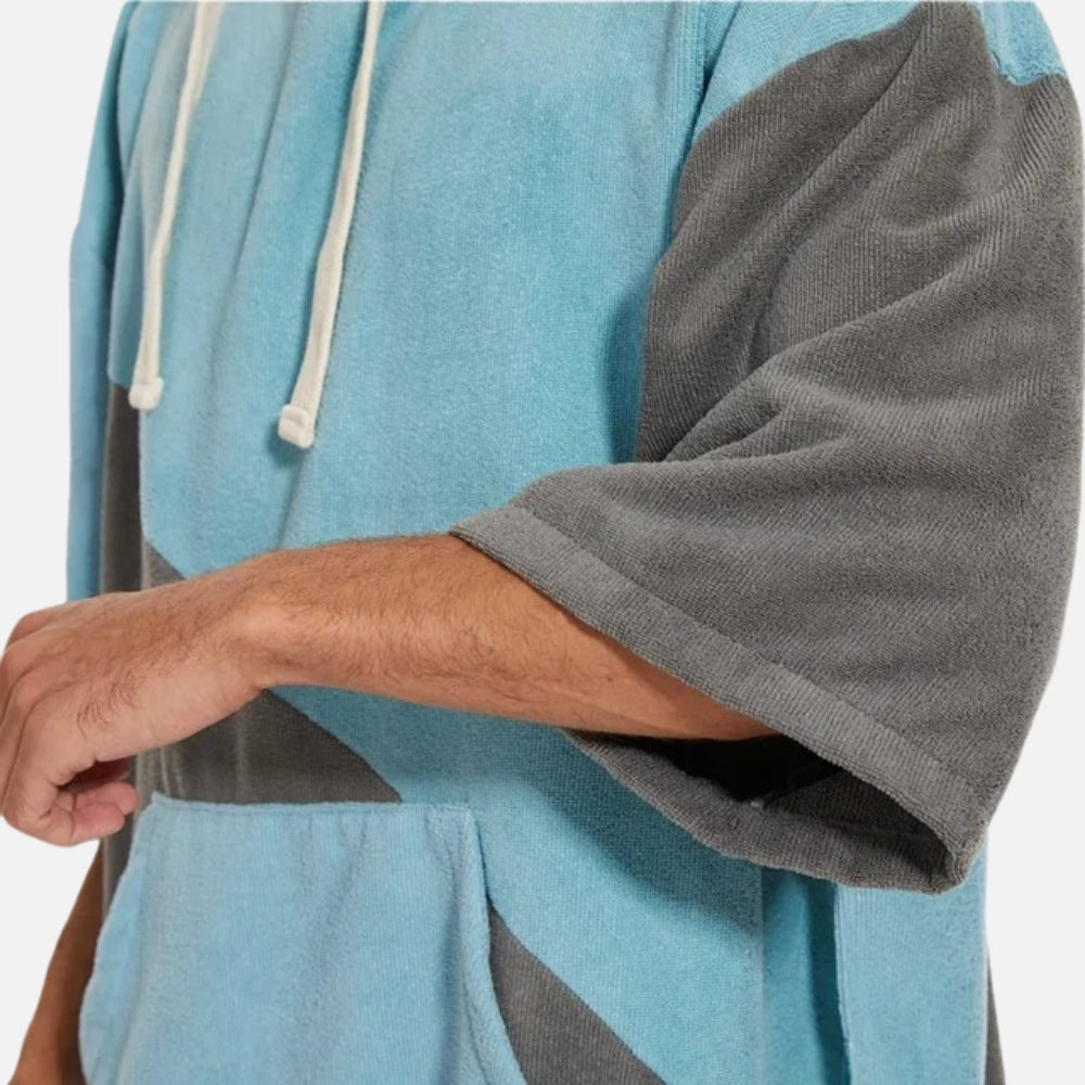 Homme portant poncho de bain microfibre bicolore bleu gris avec capuche et manches courtes