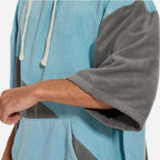 Homme portant poncho de bain microfibre bicolore bleu gris avec capuche et manches courtes