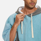 Homme portant un poncho de bain microfibre bicolore bleu et gris avec capuche et manches courtes
