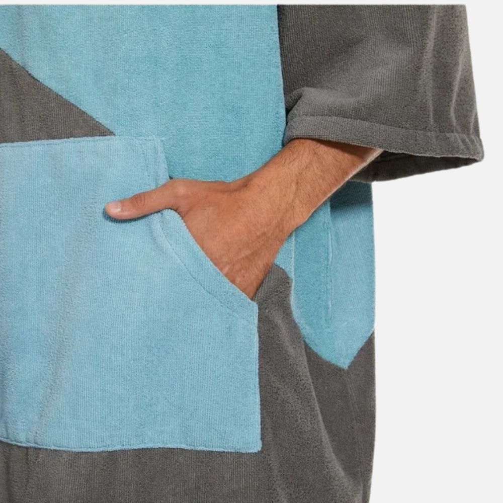 Homme portant poncho de bain microfibre bicolore bleu turquoise et gris avec capuche et manches courtes