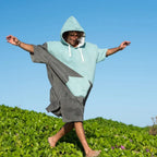 Homme portant poncho de bain microfibre bicolore menthe et gris avec capuche et manches courtes