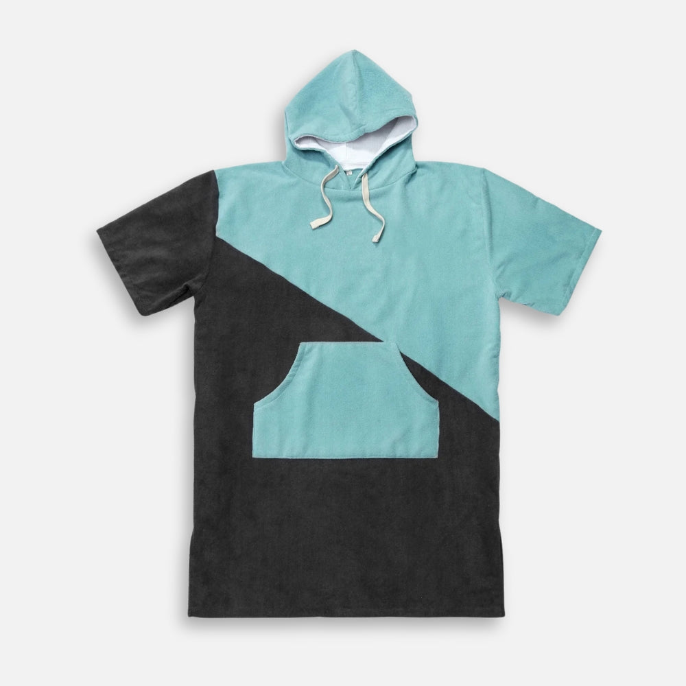 Poncho de bain microfibre adulte bicolore noir turquoise à capuche et manches courtes, présenté à plat
