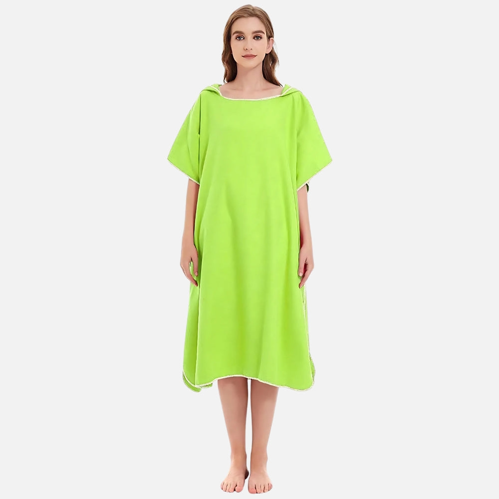 Femme portant un poncho de bain microfibre vert anis avec capuche et finitions blanches