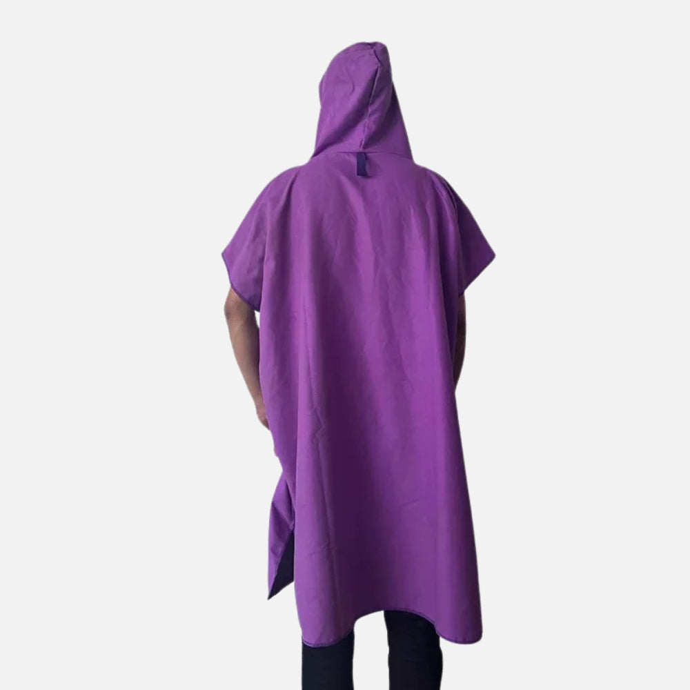 Poncho de bain microfibre adulte violet avec capuche porté de dos, séchage rapide