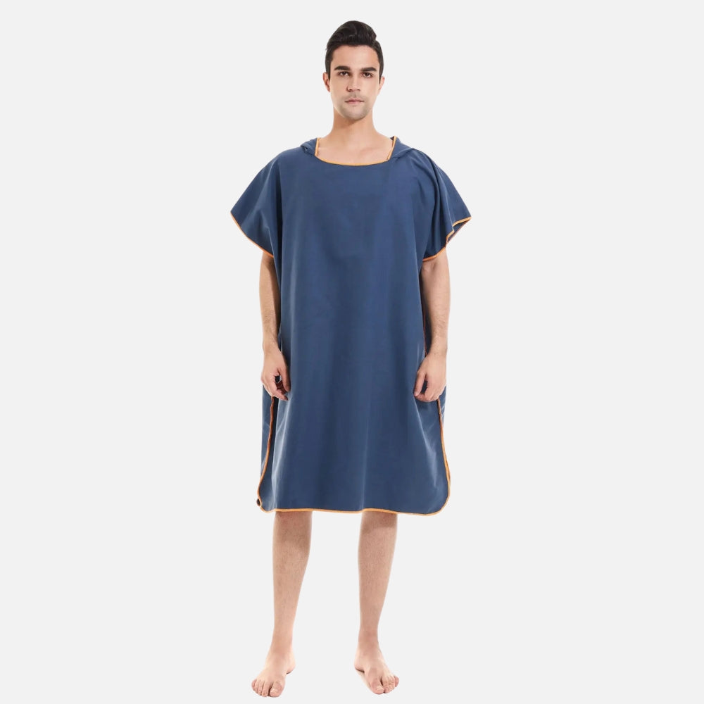 Homme portant poncho bain microfibre bleu marine avec capuche et manches courtes