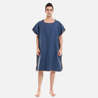 Homme portant poncho bain microfibre bleu marine avec capuche et manches courtes