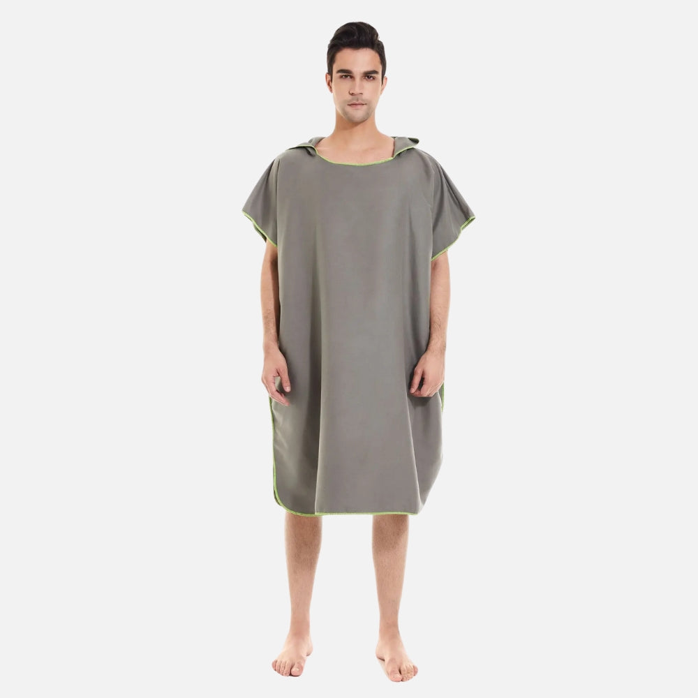 Homme portant un poncho de bain microfibre gris avec capuche et finitions vertes