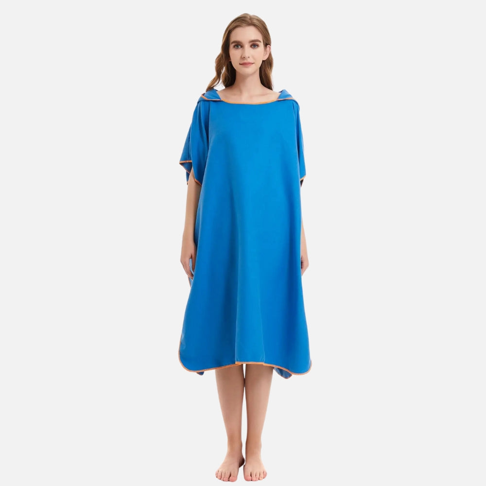 Femme portant un poncho de bain microfibre bleu à capuche, vue de face, séchage rapide