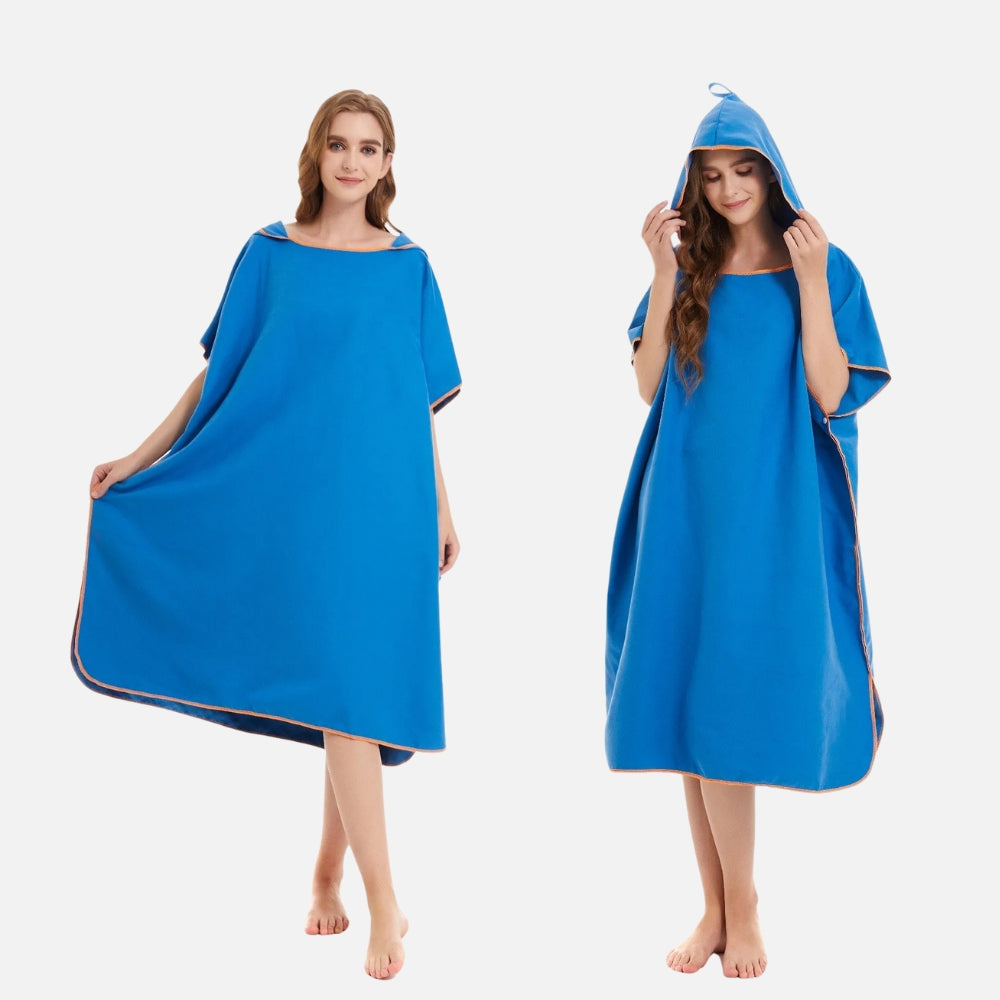 Poncho de bain microfibre bleu avec capuche porté par deux femmes montrant l'avant et l'arrière