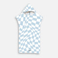 Poncho de bain microfibre damier bleu et blanc avec capuche, présenté à plat sur fond gris