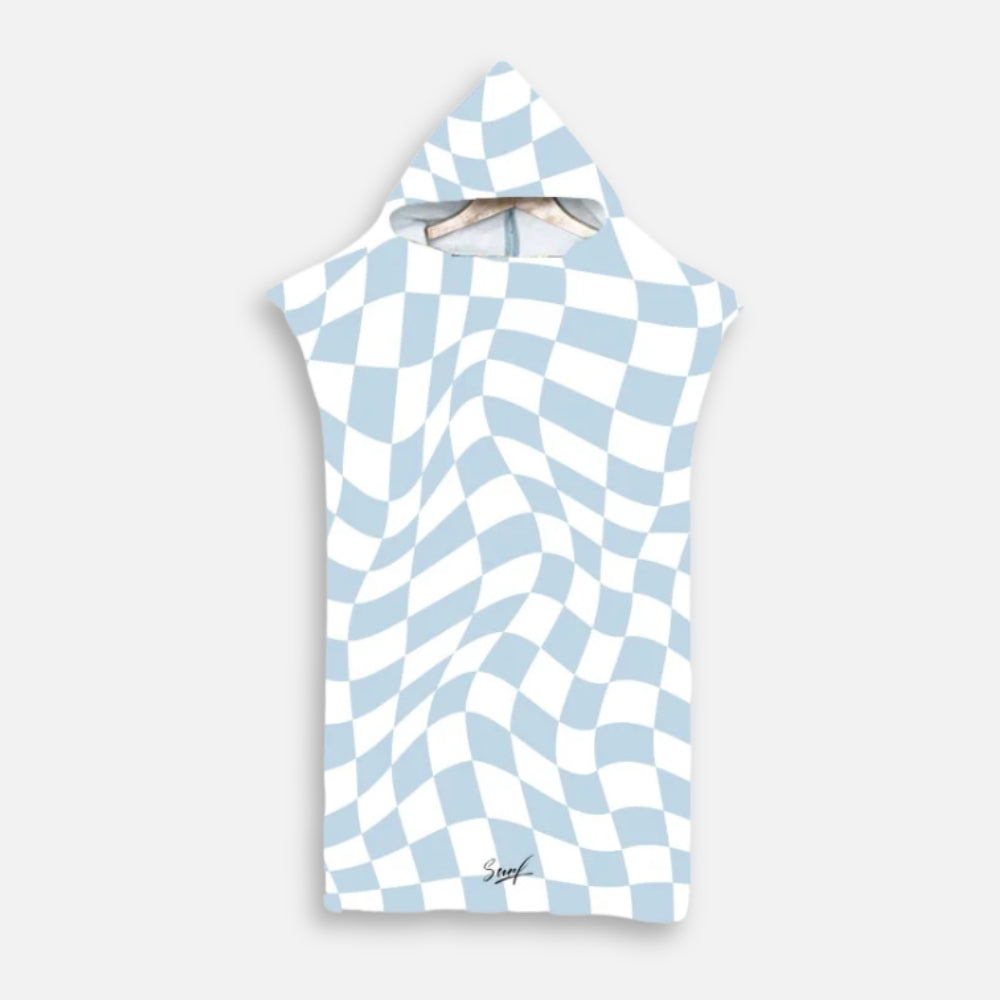Poncho de bain microfibre damier bleu et blanc avec capuche, présenté à plat sur fond gris