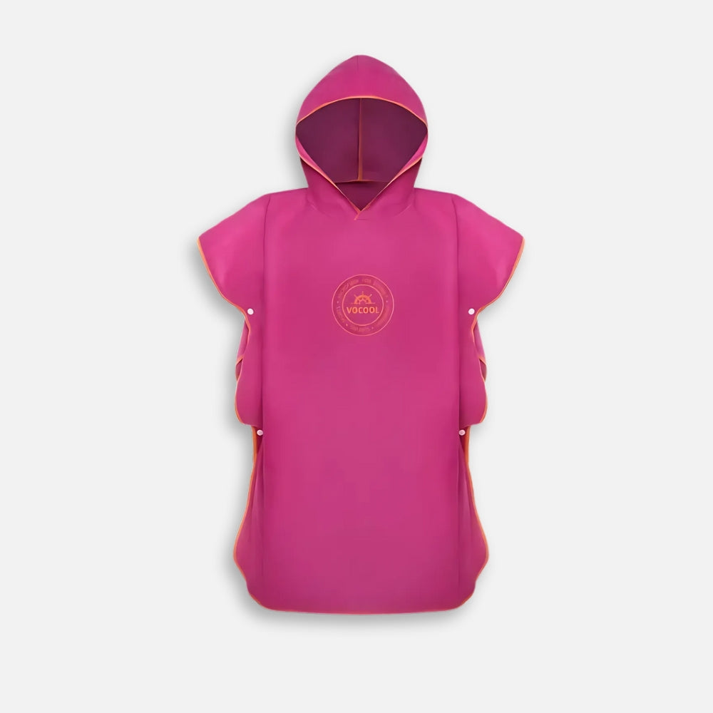 Poncho de bain microfibre enfant rose fuchsia avec capuche, présenté de face sur mannequin