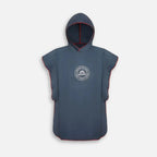 Poncho de bain enfant microfibre bleu marine capuche rouge, vue de face, logo VOCOOL visible