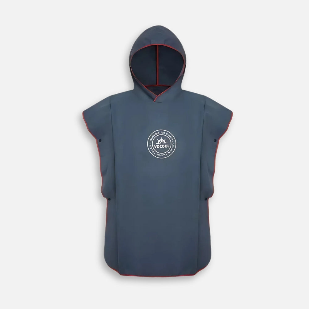 Poncho de bain enfant microfibre bleu marine capuche rouge, vue de face, logo VOCOOL visible
