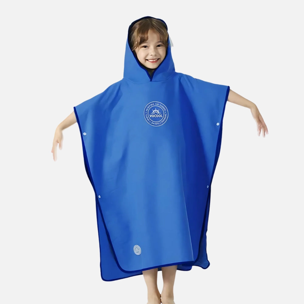 Enfant portant un poncho de bain microfibre bleu avec capuche et logo