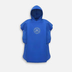 Poncho de bain enfant bleu avec capuche et logo Vocool, vue de face sur mannequin