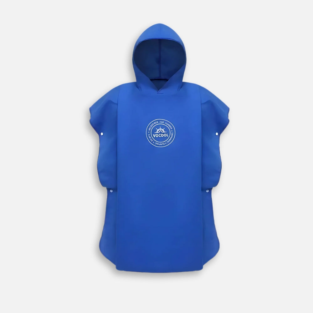 Poncho de bain enfant bleu avec capuche et logo Vocool, vue de face sur mannequin