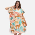Femme portant poncho de bain microfibre beige avec motif léopard et feuilles tropicales colorées