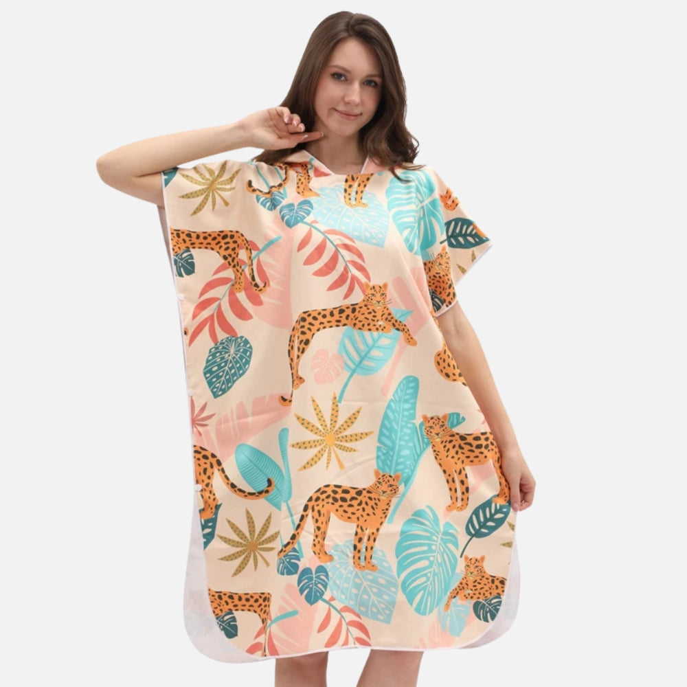 Femme portant poncho de bain microfibre beige avec motif léopard et feuilles tropicales colorées