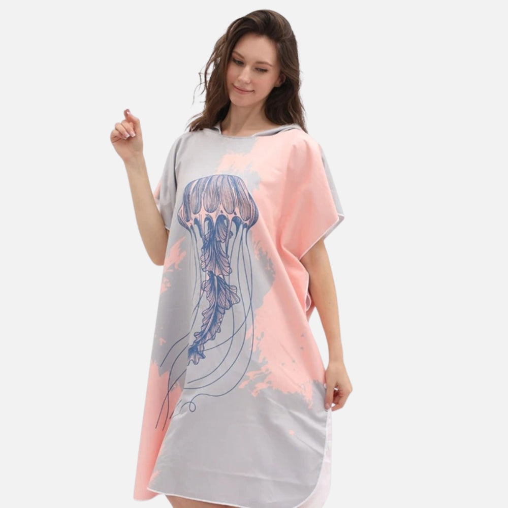 Femme portant poncho de bain microfibre rose gris avec motif méduse bleu détaillé