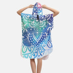 Femme portant poncho bain microfibre capuche motifs mandala bleu vert blanc