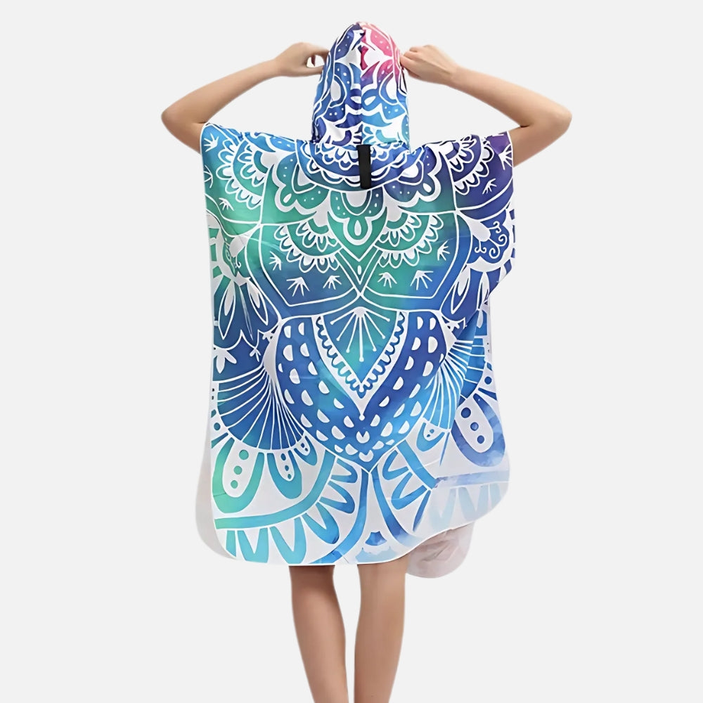 Femme portant poncho bain microfibre capuche motifs mandala bleu vert blanc