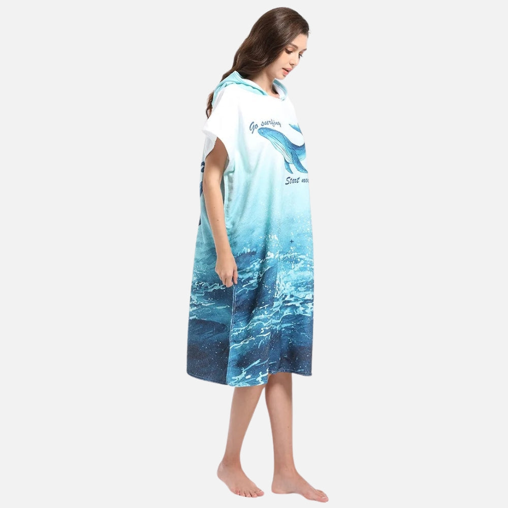 Femme portant un poncho de bain microfibre bleu avec capuche et motif baleine, vue de profil