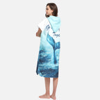 Femme portant un poncho de bain microfibre bleu avec capuche et motif baleine, vue de dos