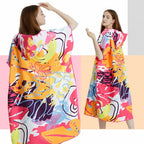 Poncho de bain microfibre femme capuche coloré avec motifs abstraits multicolores, porté de face et dos